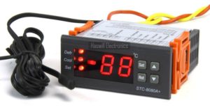 Az STC-8080a hőmérséklet-szabályozó bekapcsolva